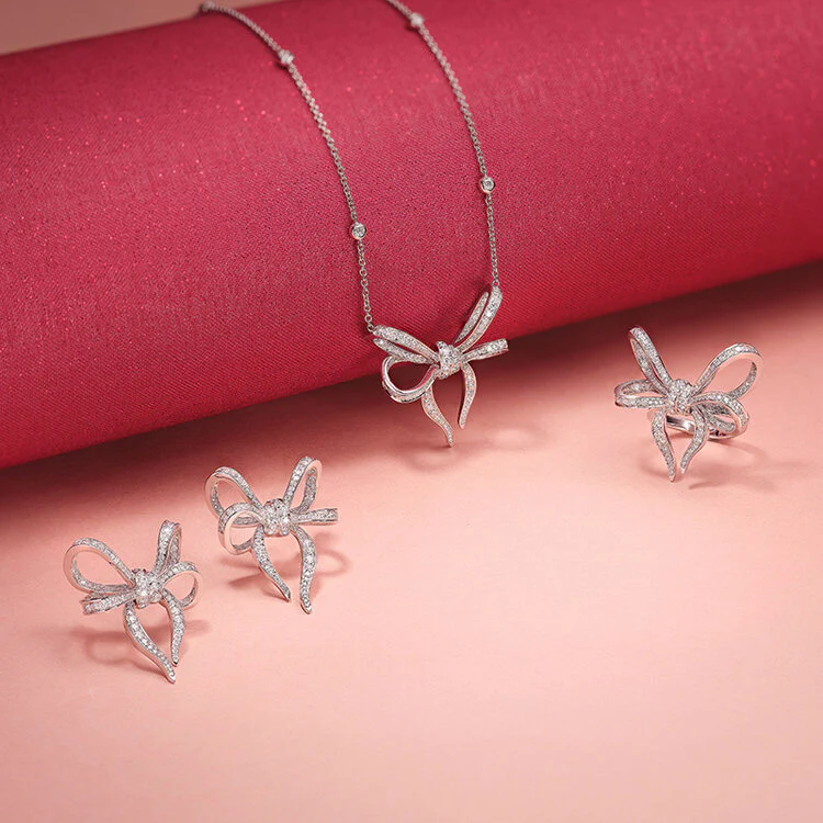 Necklace crafted in 18K White Gold Lyla's Bow Collection - Image 3